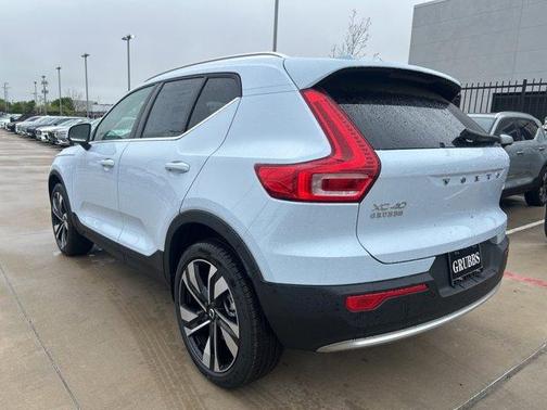2025 Volvo XC40 B5 Plus Bright Theme