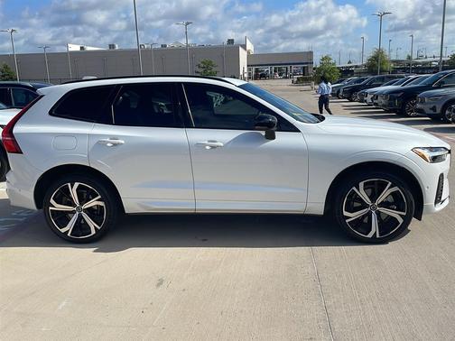 2022 Volvo XC60 B6 R-Design