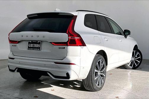 2024 Volvo XC60 B5 Ultimate Dark Theme