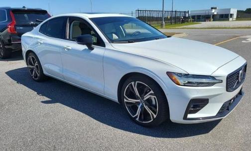 2024 Volvo S60 B5 Plus Dark Theme