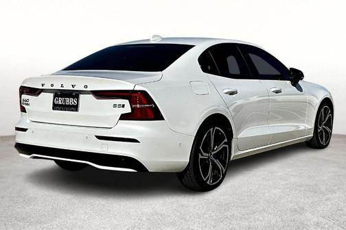 2024 Volvo S60 B5 Plus Dark Theme