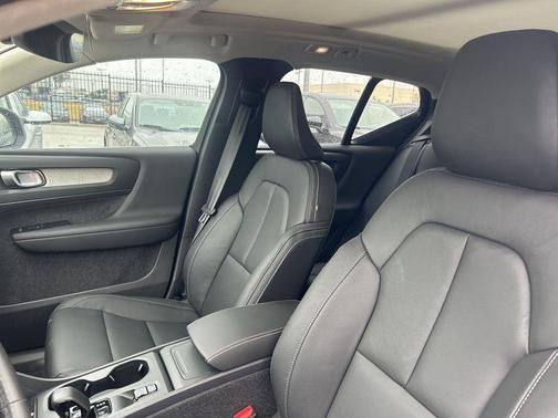 2025 Volvo XC40 B5 Core Bright Theme