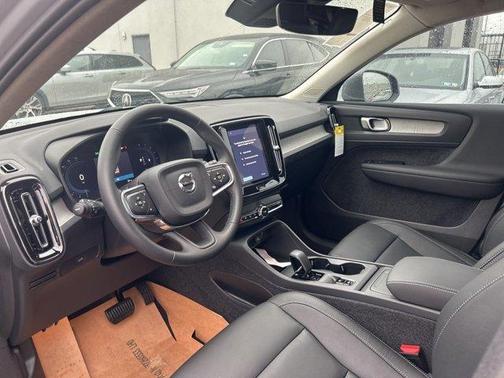 2025 Volvo XC40 B5 Core Bright Theme