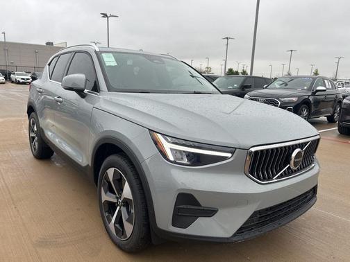 2025 Volvo XC40 B5 Core Bright Theme