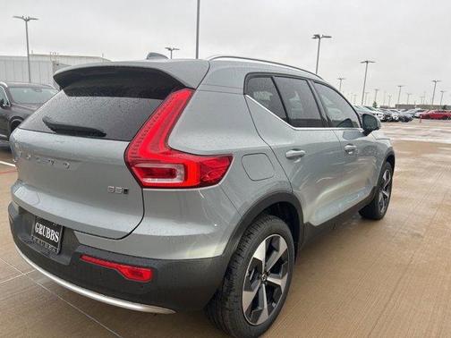 2025 Volvo XC40 B5 Core Bright Theme