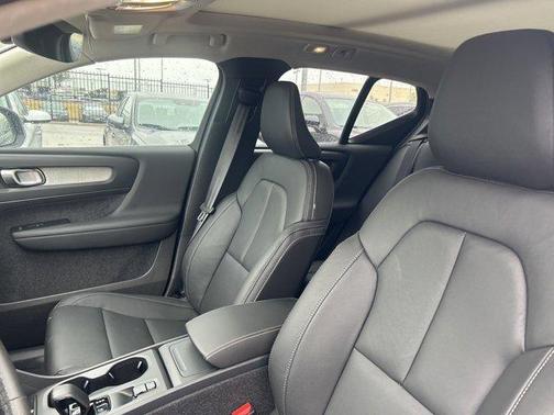 2025 Volvo XC40 B5 Core Bright Theme