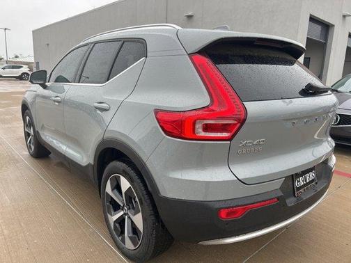 2025 Volvo XC40 B5 Core Bright Theme