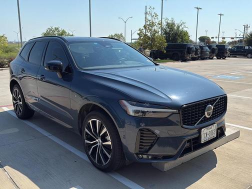2023 Volvo XC60 B5 Plus Dark Theme