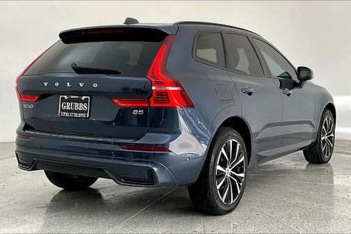 2023 Volvo XC60 B5 Plus Dark Theme
