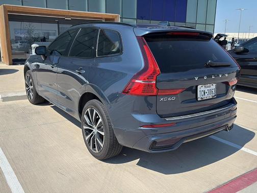 2023 Volvo XC60 B5 Plus Dark Theme