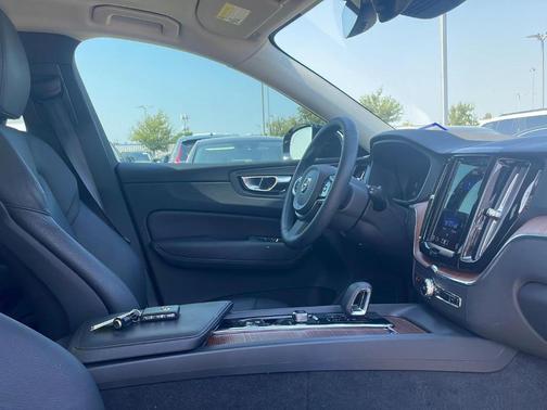 2023 Volvo XC60 B5 Plus Dark Theme