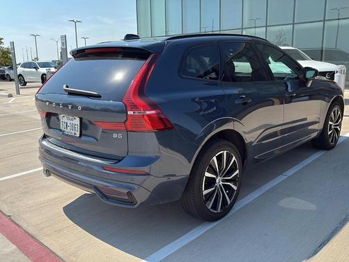 2023 Volvo XC60 B5 Plus Dark Theme