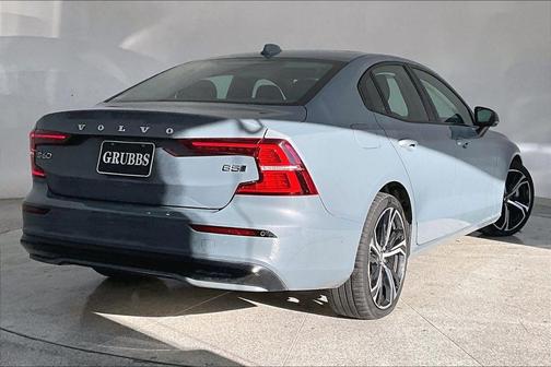 2024 Volvo S60 B5 Plus Dark Theme