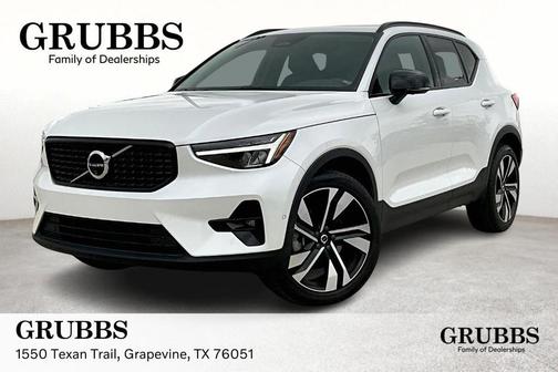 2024 Volvo XC40 B5 Plus Dark Theme