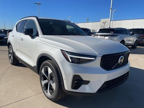 2025 Volvo XC40 B5 Plus Dark Theme