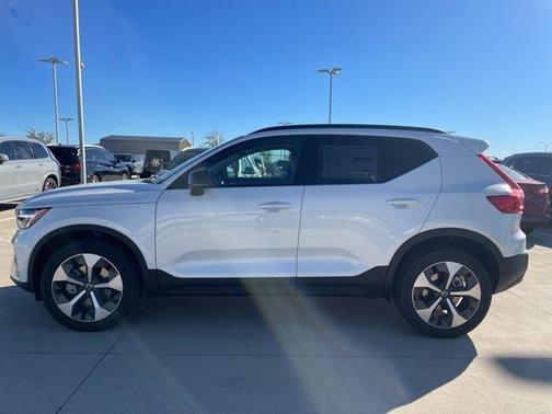 2025 Volvo XC40 B5 Plus Dark Theme