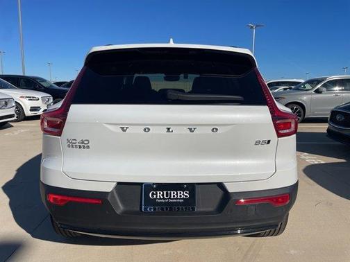 2025 Volvo XC40 B5 Plus Dark Theme