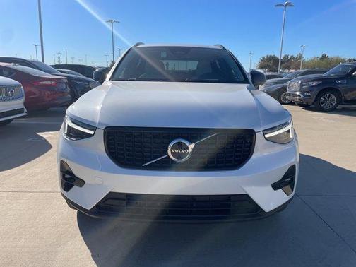 2025 Volvo XC40 B5 Plus Dark Theme