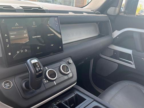 2023 Land Rover Defender SE