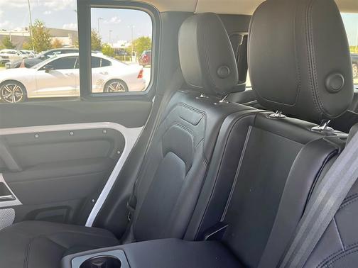 2023 Land Rover Defender SE