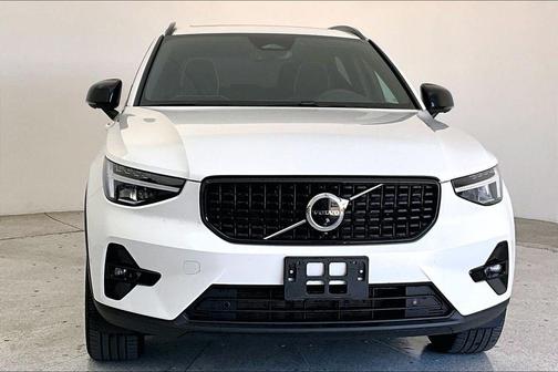 2025 Volvo XC40 B5 Plus Dark Theme