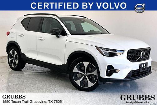 2025 Volvo XC40 B5 Plus Dark Theme
