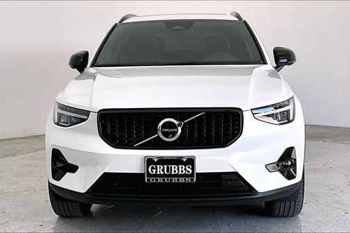 2025 Volvo XC40 B5 Plus Dark Theme