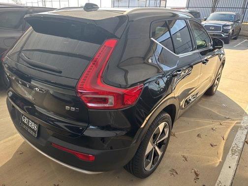 2025 Volvo XC40 B5 Core Bright Theme