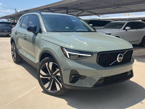 2025 Volvo XC40 B5 Plus Dark Theme