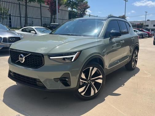 2025 Volvo XC40 B5 Plus Dark Theme