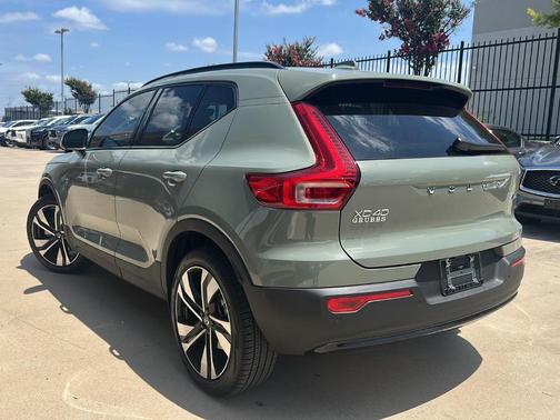 2025 Volvo XC40 B5 Plus Dark Theme