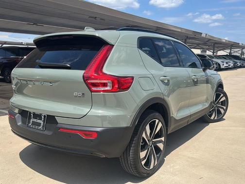 2025 Volvo XC40 B5 Plus Dark Theme