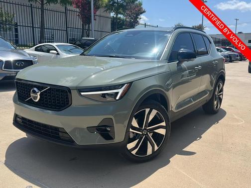 2025 Volvo XC40 B5 Plus Dark Theme