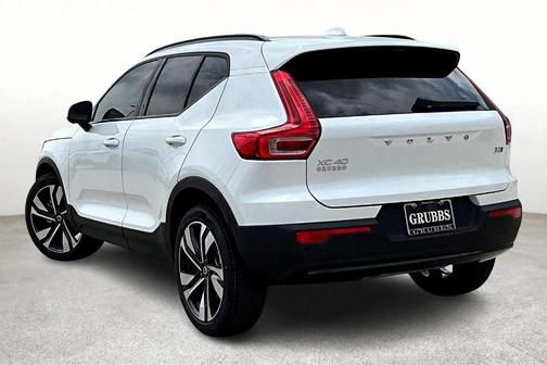 2025 Volvo XC40 B5 Ultra Dark Theme