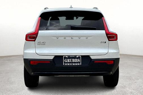 2025 Volvo XC40 B5 Ultra Dark Theme
