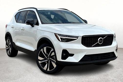 2025 Volvo XC40 B5 Ultra Dark Theme