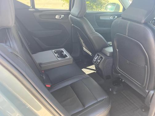 2023 Volvo XC40 B5 Plus Bright Theme