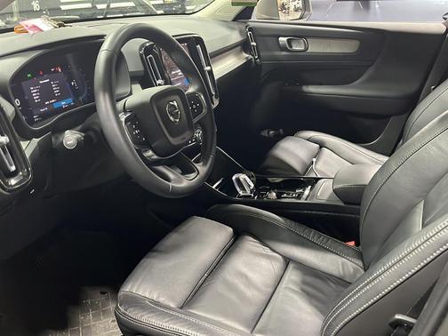 2023 Volvo XC40 B5 Plus Bright Theme