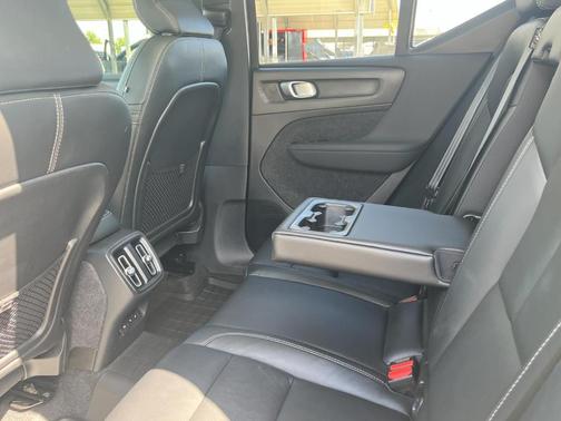 2023 Volvo XC40 B5 Plus Bright Theme