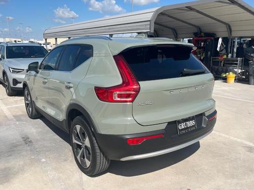 2023 Volvo XC40 B5 Plus Bright Theme