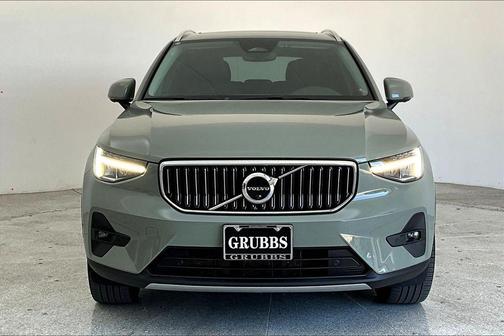 2023 Volvo XC40 B5 Plus Bright Theme