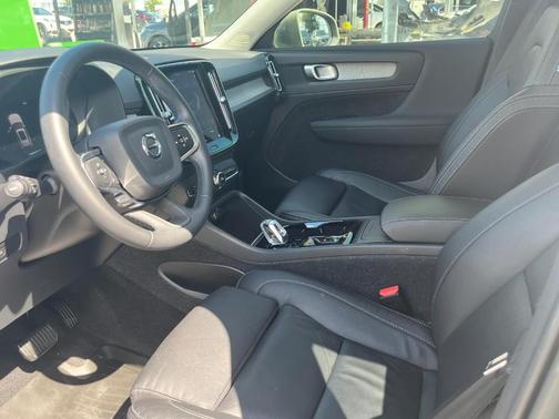 2023 Volvo XC40 B5 Plus Bright Theme