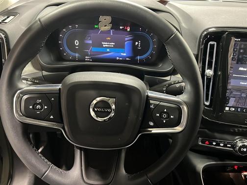 2023 Volvo XC40 B5 Plus Bright Theme