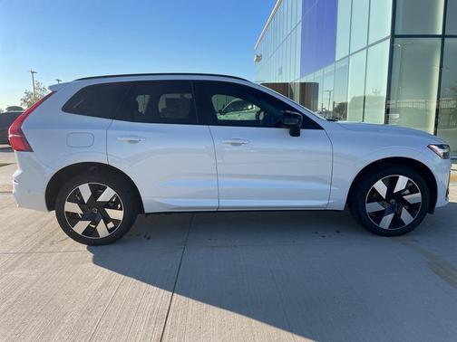 2025 Volvo XC60 Plug-In Hybrid T8 Ultra