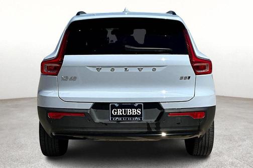 2025 Volvo XC40 B5 Plus Dark Theme