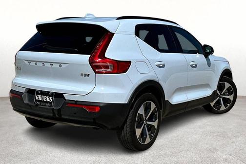 2025 Volvo XC40 B5 Plus Dark Theme