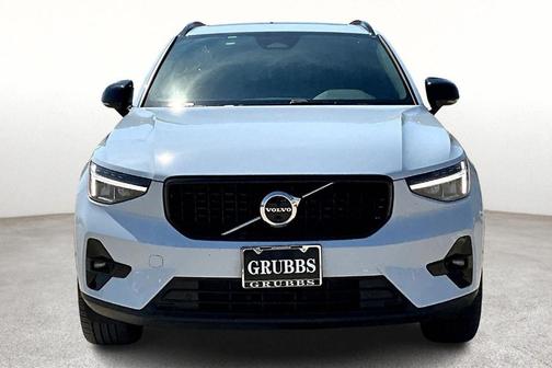 2025 Volvo XC40 B5 Plus Dark Theme