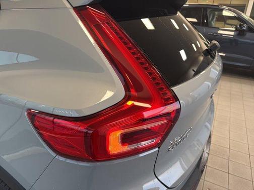 2025 Volvo XC40 B5 Core Bright Theme