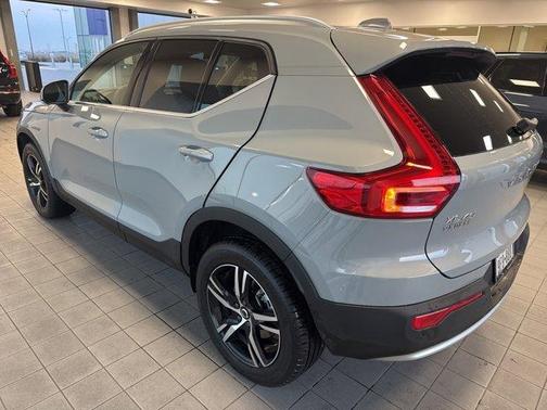 2025 Volvo XC40 B5 Core Bright Theme