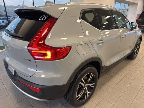 2025 Volvo XC40 B5 Core Bright Theme